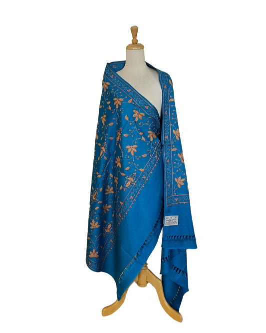 شال شتوي أزرق مطرز باللون الذهبي