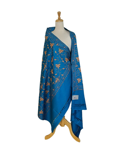 شال شتوي أزرق مطرز باللون الذهبي شال شتوي أزرق مطرز باللون الذهبي