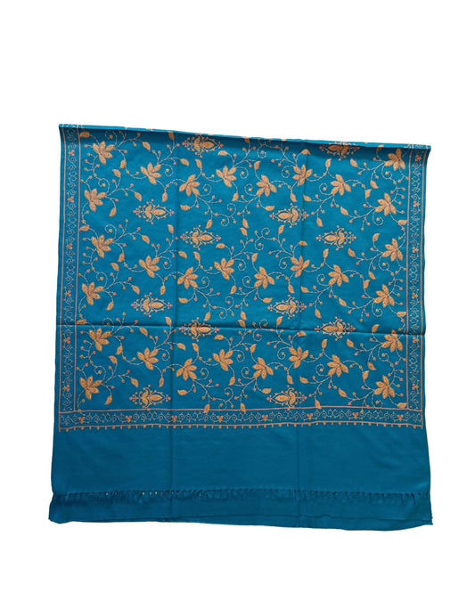 شال شتوي أزرق مطرز باللون الذهبي