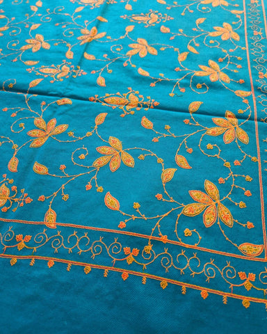 شال شتوي أزرق مطرز باللون الذهبي شال شتوي أزرق مطرز باللون الذهبي