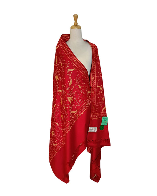 شال شتوي أحمر مطرز باللون الذهبي