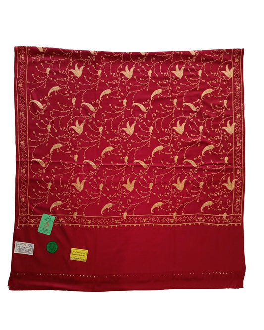 شال شتوي أحمر مطرز باللون الذهبي