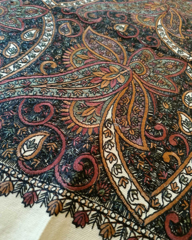 شال كشميري فاخر بني مطرز طول مترين شال كشميري فاخر بني مطرز طول مترين