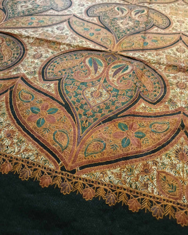 شال كشميري فاخر اسود مطرز طول مترين شال كشميري فاخر اسود مطرز طول مترين